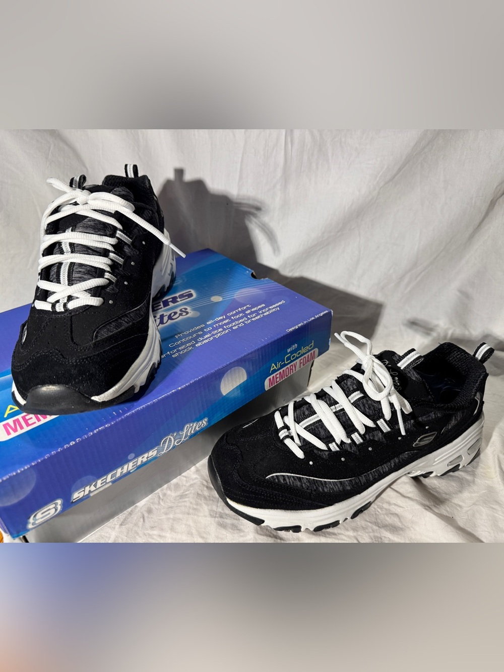 NIB Skechers D’Lites Me Time in black and white - Picture 2 of 10